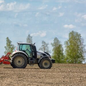 traktor pracujący na polu
