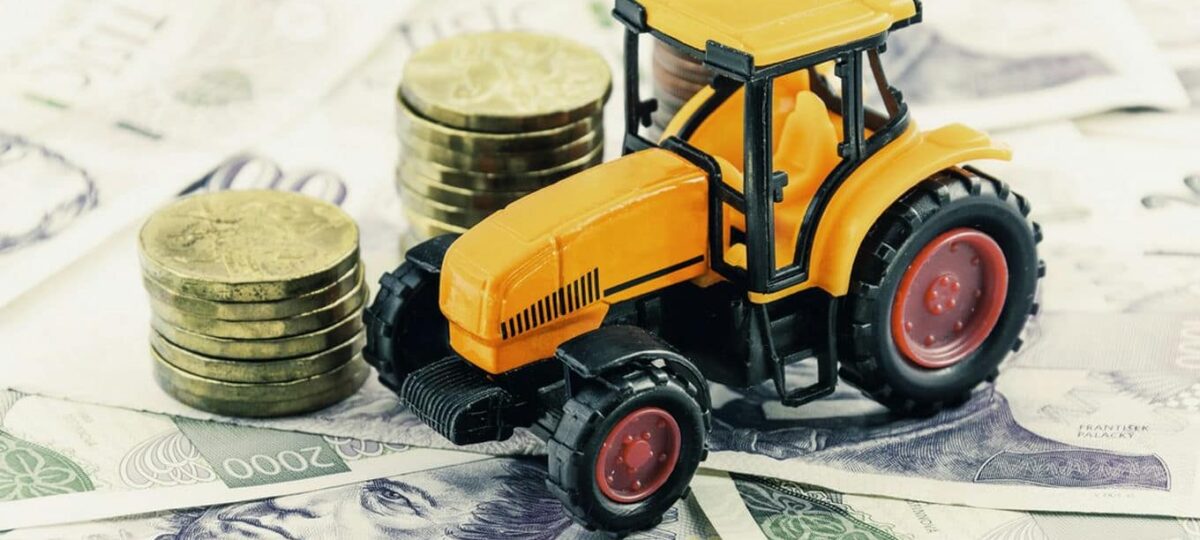 traktor zabawka na pieniądzach