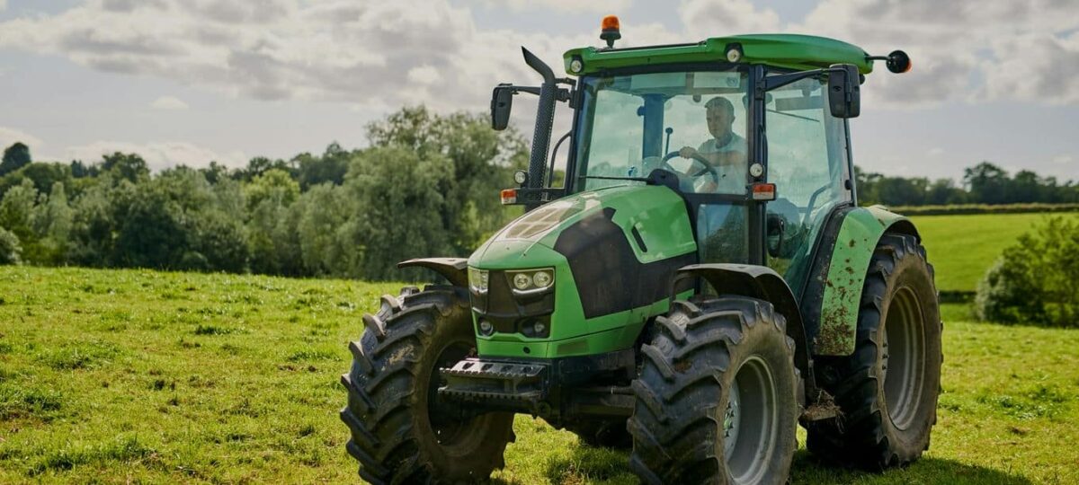 zielony ciągnik rolniczy