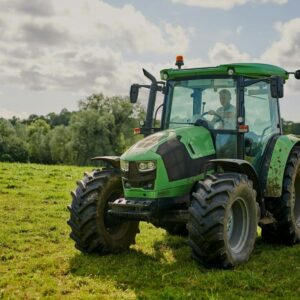 zielony ciągnik rolniczy